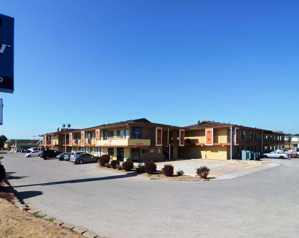 Super 7 Motel Coralville Kültér fotó